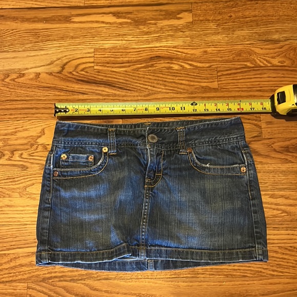 American Eagle short jean skirt, would say it fits more like a size 6 - Picture 7 of 8